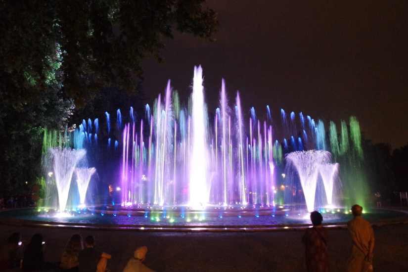 Вечернее шоу поющих фонтанов